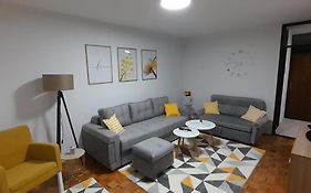 Cozy And Sunny Apartment Near The Airport